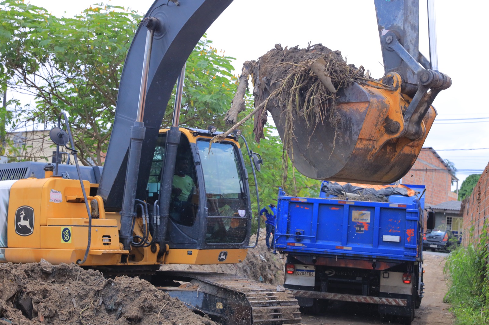 Prefeitura de Manaus realiza serviço de dragagem no bairro Colônia Santo Antônio