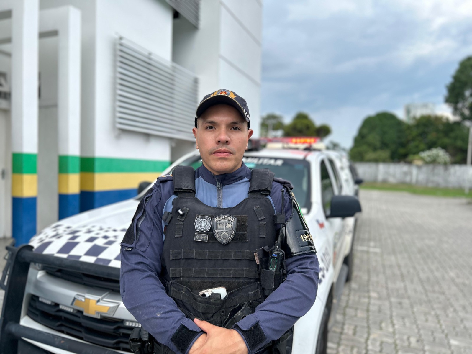 Polícia Militar do Amazonas prende dupla por roubo a ônibus e recupera oito aparelhos celulares