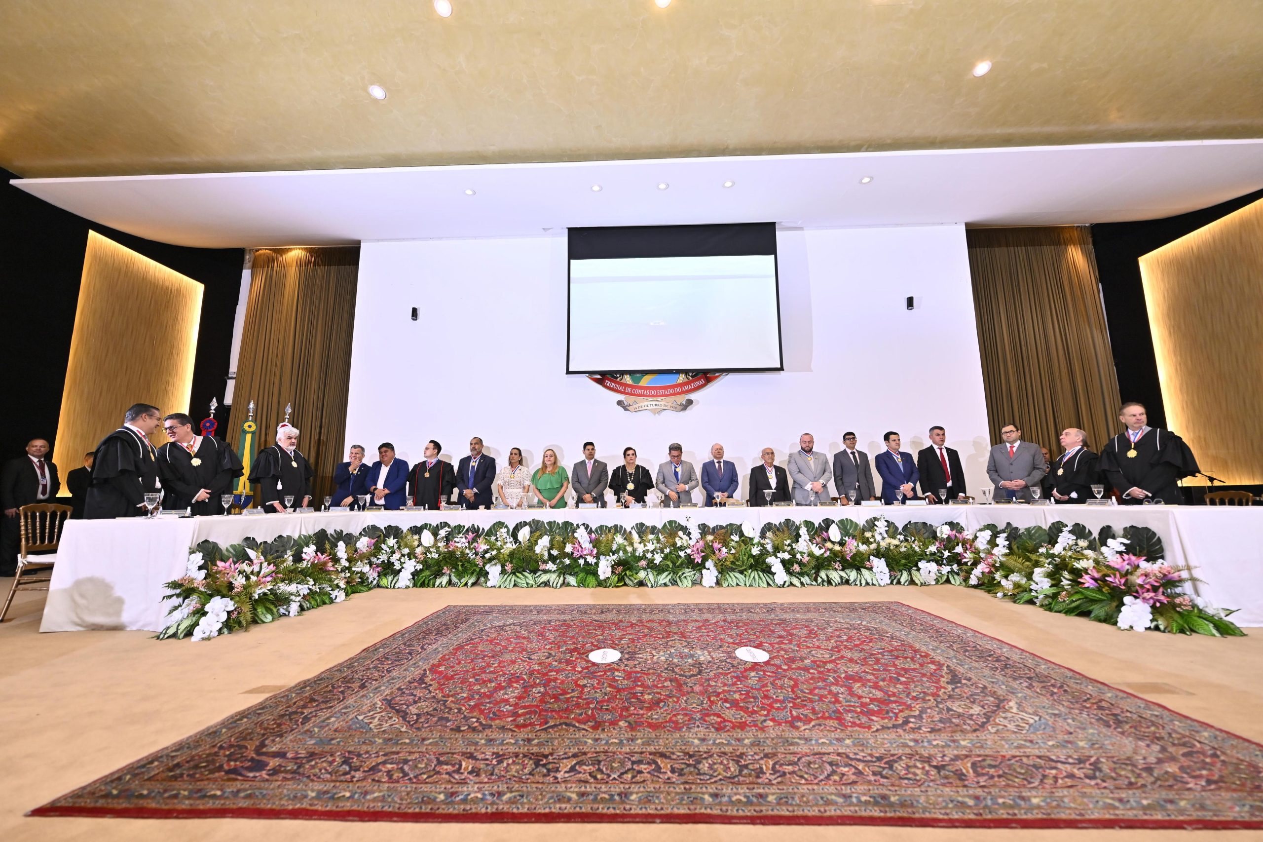 TCE-AM concede Colar do Mérito de Contas a 21 personalidades