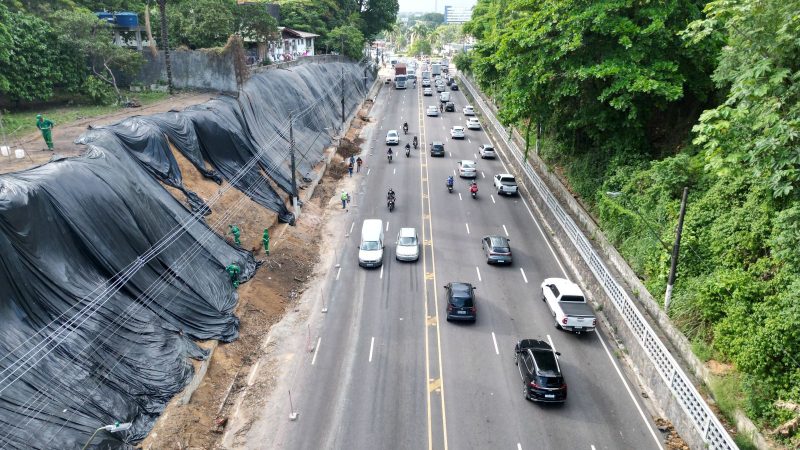 Prefeitura de Manaus avança com implantação de geomanta na contenção de taludes da avenida Mário Ypiranga Monteiro