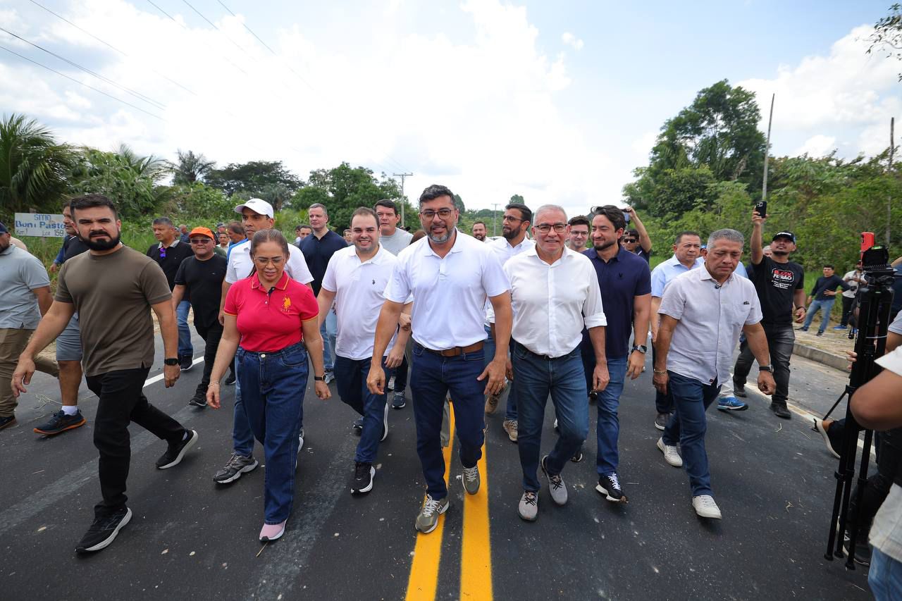 Governo entrega nova AM-010 e reduz pela metade o tempo de viagem até Itacoatiara*  _Estrada reconstruída melhora segurança, amplia competitividade da produção rural e fortalece a integração regional_  A entrega do primeiro trecho da modernização da AM-010, neste sábado (15/11), marca um salto estrutural para o Amazonas. Com pavimento novo, pista ampliada e drenagem reforçada, a rodovia garante mais velocidade, economia e estabilidade para trabalhadores, produtores e transportadores de carga pesada.  “Hoje é um dia histórico pra mim não apenas como governador, mas enquanto cidadão, de alguém que veio do interior da Amazônia e sabe o quanto isso representa pro povo que mora na região, para o desenvolvimento energético, econômico, para gerar renda, emprego, e sobretudo garantir um direito que é fundamental: o de ir e vir do cidadão. O direito de uma criança sair da comunidade e chegar em segurança na escola, de um paciente sair de Itacoatiara, sair de Silves, Itapiranga, Rio Preto e poder chegar em segurança em Manaus”, afirmou o governador Wilson Lima.  A inauguração da primeira etapa de modernização da AM-010 ocorreu com um grande evento de comemoração, que será realizado, no KM 217 da rodovia. A programação conta com shows de atrações regionais como Prince do Boi, Carlinhos do Boi, Jorge Japa e Guto Lima, além da atração nacional Ju Marques.  Maior e mais importante rodovia estadual, a AM-010 é o eixo central para o escoamento da produção agrícola, o transporte de insumos e mercadorias, o acesso a serviços públicos e a circulação de trabalhadores, estudantes e turistas. Ao todo, a obra de modernização contempla uma extensão total de 250,40 quilômetros, com investimento de R$ 515,7 milhões e geração de mais de 10 mil empregos diretos e indiretos ao longo de sua execução.  Com a modernização da AM-010, custeada 100% pelo Governo do Amazonas, Manaus, Rio Preto da Eva e Itacoatiara serão diretamente beneficiadas, enquanto Itapiranga, São Sebastião do Uatumã, Silves, Urucará e Urucurituba passam a sentir de forma indireta os impactos positivos do novo corredor. No total, oito municípios são conectados ou influenciados pela AM-010, com impacto sobre mais de 2 milhões de amazonenses, que passam a ter viagens mais rápidas, seguras e baratas, além de maior facilidade de acesso a serviços de saúde, educação, comércio e lazer.  O novo pavimento também reduz pela metade o tempo médio de deslocamento entre Manaus e Itacoatiara, que passa de cerca de seis horas para aproximadamente três horas e vinte minutos, em condições regulares de trafegabilidade.  *Serviços realizados*  Nos 142 quilômetros entregues nessa etapa, foram realizados serviços de terraplenagem, pavimentação completa, implantação de drenagem superficial e profunda, correção de erosões e alargamento da plataforma viária. A estrada passa a contar com 7 metros de pista de rolamento e 1,5 metro de acostamento em cada lado, dentro de um padrão de pavimento considerado modelo: duas camadas de asfalto, sendo 4,5 centímetros na primeira capa e 3 centímetros na segunda, totalizando 7,5 centímetros de espessura.  A previsão é de que a obra completa seja finalizada até o primeiro semestre de 2026. O ritmo de execução permitiu que a estrada seja modernizada em aproximadamente quatro anos, em contraste com obras rodoviárias anteriores de porte semelhante, como a AM-070, que teve a obra iniciada em 2013, e foi concluída apenas em 2021, na atual gestão estadual, que concluiu quase 60% da obra em apenas três anos.