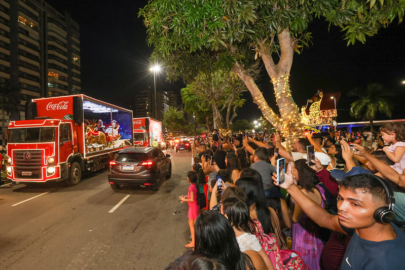 Prefeito David Almeida participa da Caravana Natalina na orla da Ponta Negra e destaca diversidade das programações de 2025