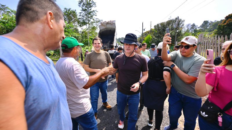 Prefeito David Almeida assina ordem de serviço para recapeamento do ramal da Fazenda da Esperança e vistoria avanço na requalificação viária da zona rural de Manaus