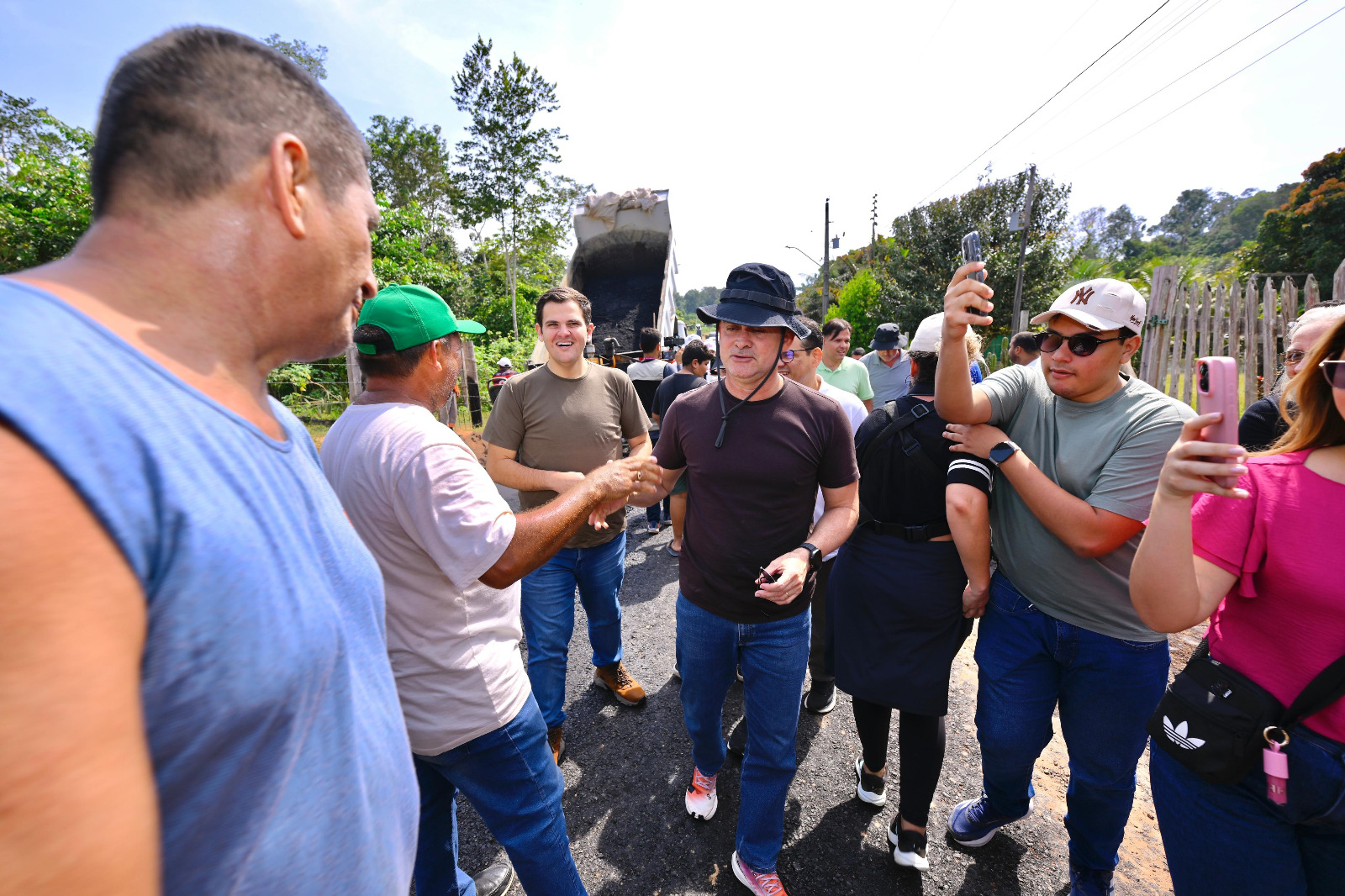 Prefeito David Almeida assina ordem de serviço para recapeamento do ramal da Fazenda da Esperança e vistoria avanço na requalificação viária da zona rural de Manaus