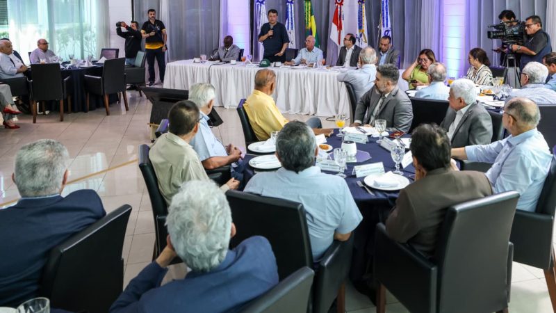 Fecomércio AM recebe senador Eduardo Braga para discutir impactos da Reforma Tributária no Amazonas
