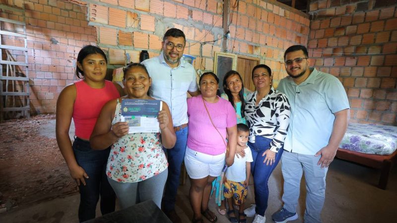 Governador Wilson Lima entrega 700 novos cartões do auxílio estadual para famílias de Nova Olinda do Norte