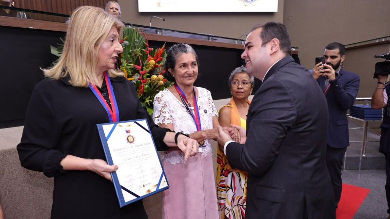 Presidente Roberto Cidade outorga a ‘Medalha de Mérito Hamilton Cidade’ para 93 servidores aposentados do Legislativo Estadual