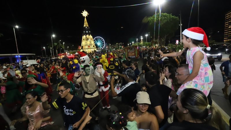 Parada Natalina da prefeitura leva brilho e encanto da magia do Natal à Ponta Negra
