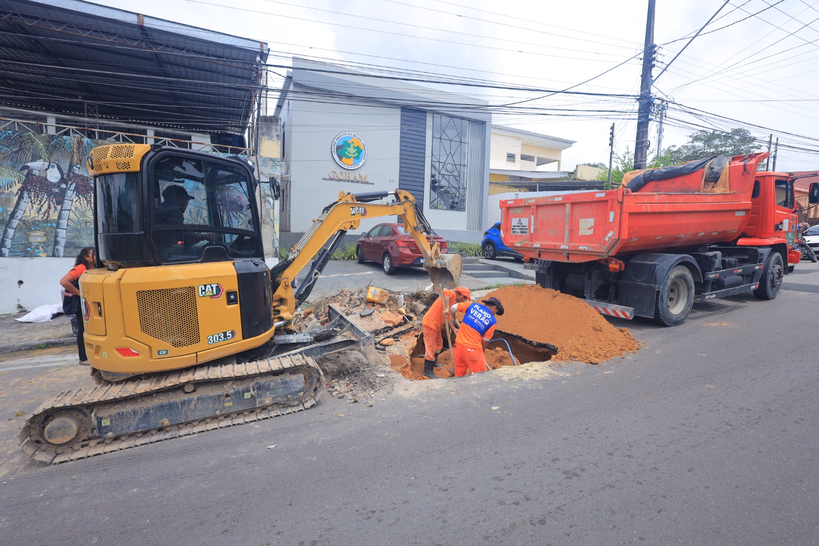 Prefeitura de Manaus recupera rede de drenagem profunda e reforça segurança viária no bairro Flores