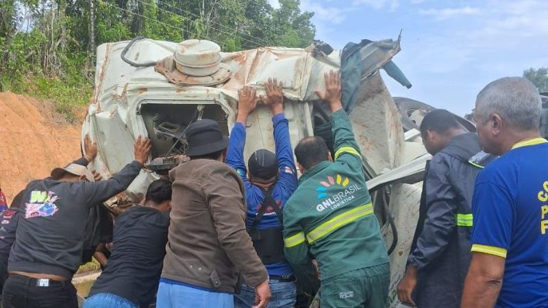 Motorista fica preso às ferragens de caminhão em acidente no Amazonas