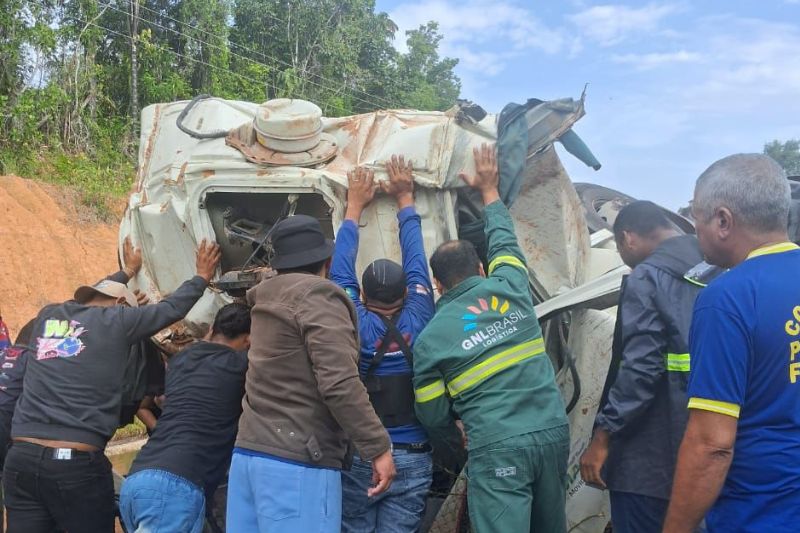 Motorista fica preso às ferragens de caminhão em acidente no Amazonas