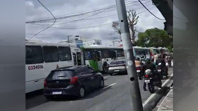 Motoristas e cobradores param ônibus para reivindicar vale-alimentação