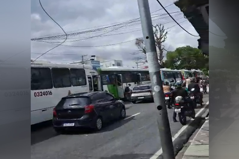 Motoristas e cobradores param ônibus para reivindicar vale-alimentação
