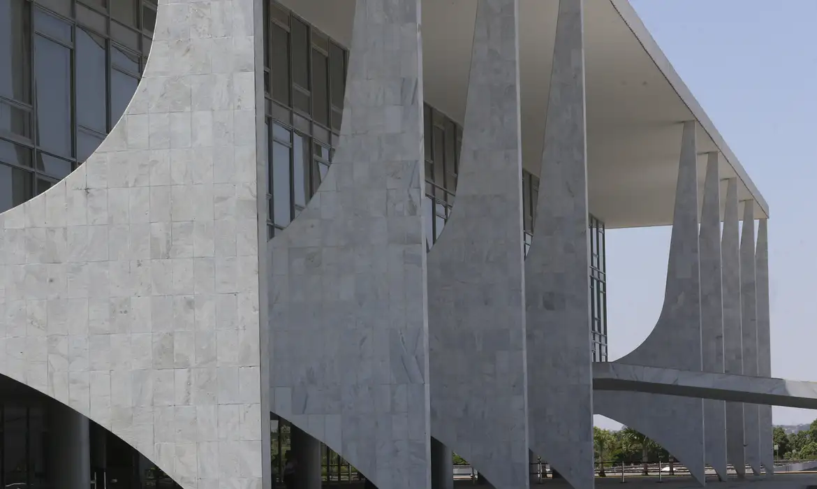 Governo sanciona proibição do uso de linguagem neutra em órgão público