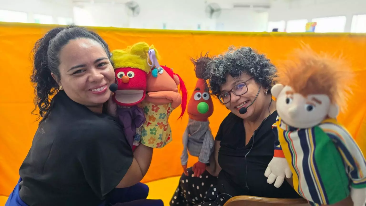 Espetáculo infantil leva magia do Natal ao Teatro Gebes Medeiros com teatro de bonecos