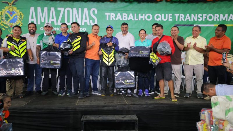 Detran-AM entrega, pela primeira vez, 12 kits de segurança a motofretistas de Rio Preto da Eva