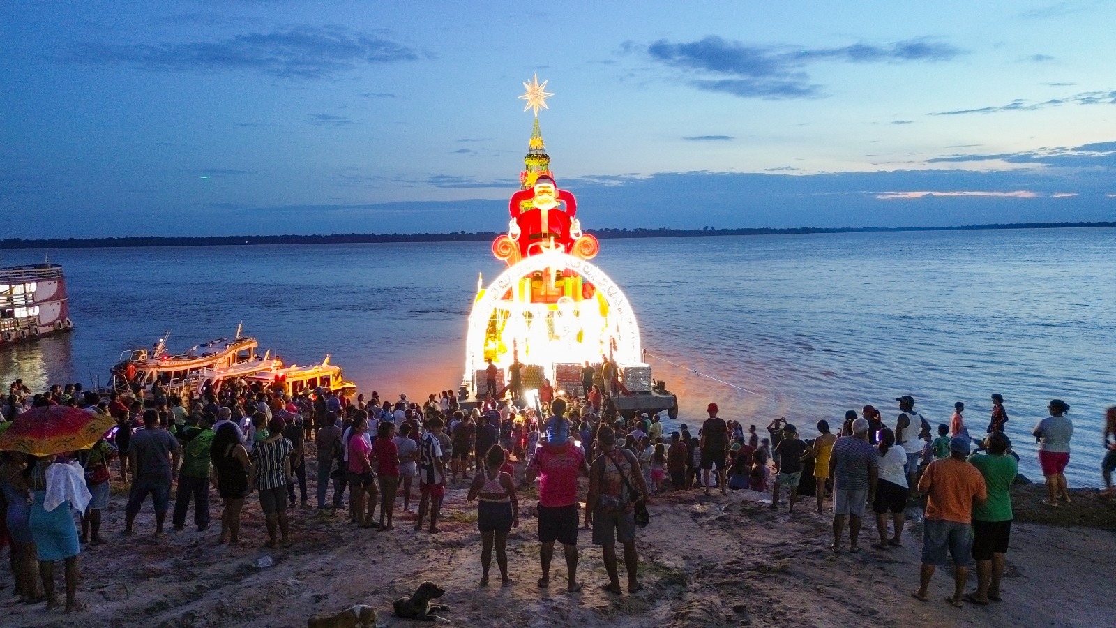 Prefeitura de Manaus inicia ‘Natal nas Águas’ com entrega de cestas e brindes a comunidades ribeirinhas