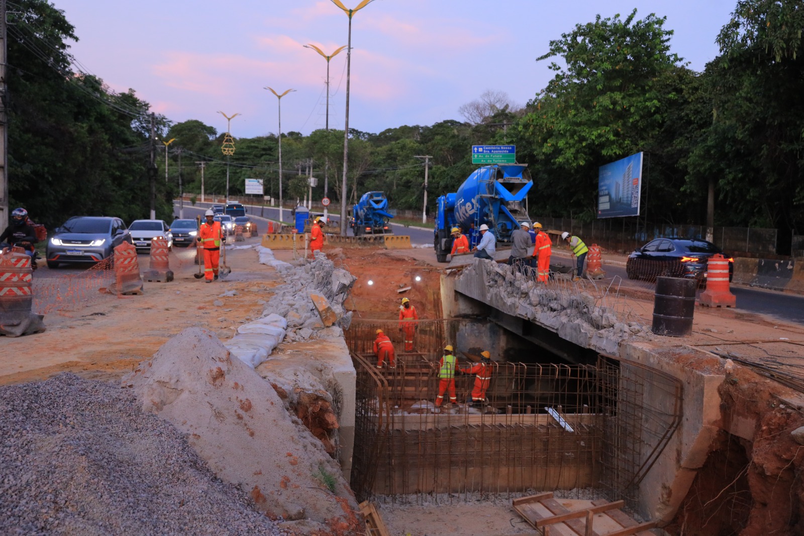 Prefeitura de Manaus avança em obra de concretagem de ponte para o alargamento da avenida do Turismo