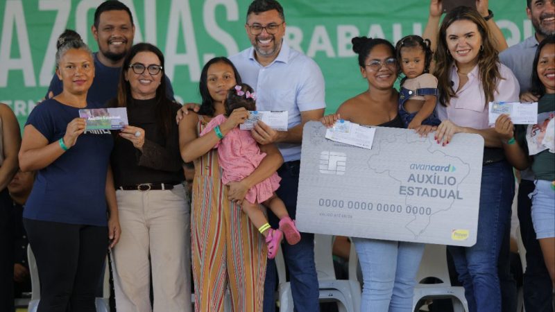 Governador Wilson Lima entrega cartões do Auxílio Estadual e fortalece setor social em Manacapuru