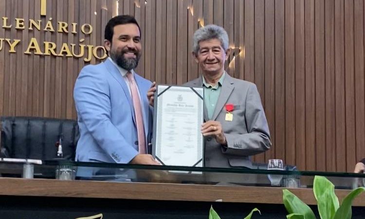 Prefeito Raiz recebeu na manhã desta sexta-feira 12/12/ 25  Medalha “Ruy Araújo” a maior comenda do estado do Amazonas.    Popularmente conhecido como Raiz, nasceu em 22 de setembro de 1951, na cidade de Novo Aripuanã, filho de Julieta Lopes de Albuquerque. É casado com Maria do Carmo Soares de Albuquerque e pai de dois filhos, André e Audria Regina. Desde muito jovem, Raymundo cresceu trabalhando e construindo sua trajetória com dedicação ao serviço público e ao desenvolvimento de sua terra natal. Formou-se em Contabilidade e, ainda na juventude, iniciou sua atuação profissional na administração municipal. Sua vida pública começou no final da década de 1970, sendo reconhecido como um dos cidadãos que contribuíram para o crescimento e a organização administrativa de Novo Aripuanã. Em 1962, ingressou no serviço público como office boy. Em 1964, passou a atuar no Departamento de Tributos, e, no ano seguinte, em 1965, assumiu o cargo de Fiscal de Renda. Em 1970, tornou-se encarregado do Departamento de Habitação, ampliando sua experiência na gestão municipal. Em 1976, foi designado representante oficial de Novo Aripuanã na capital, Manaus, função estratégica para garantir encaminhamentos e articulações em favor do município. Com forte vocação pública e profundo vínculo com sua comunidade, Raymundo foi eleito Prefeito de Novo Aripuana para o mandato de 1997 a 2000. Após seu mandato, continuou contribuindo com a gestão municipal e, de 2005 a 2008, exerceu o cargo de Vice-prefeito. Retornou ao Executivo em 2018, quando foi eleito Vice-prefeito do então prefeito Jocione Souza, permanecendo na função também no mandato seguinte, entre 2021 e 2024. Em 2025, após uma vida inteira dedicada ao município, Raymundo Lopes de Albuquerque Sobrinho foi novamente eleito Prefeito de Novo Aripuanã, iniciando seu mandato para o período 2025-2028. Apaixonado por sua cidade e reconhecido por manter suas raízes firmes na história e no território de Novo Aripuanã, Raymundo retorna ao cargo de prefeito depois de 24 anos, assumindo o compromisso de realizar uma administração moderna, responsável e voltada ao bem-estar da população.