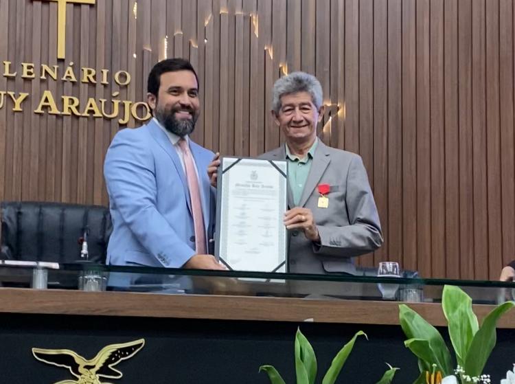 Prefeito Raiz recebeu na manhã desta sexta-feira 12/12/ 25  Medalha “Ruy Araújo” a maior comenda do estado do Amazonas.    Popularmente conhecido como Raiz, nasceu em 22 de setembro de 1951, na cidade de Novo Aripuanã, filho de Julieta Lopes de Albuquerque. É casado com Maria do Carmo Soares de Albuquerque e pai de dois filhos, André e Audria Regina. Desde muito jovem, Raymundo cresceu trabalhando e construindo sua trajetória com dedicação ao serviço público e ao desenvolvimento de sua terra natal. Formou-se em Contabilidade e, ainda na juventude, iniciou sua atuação profissional na administração municipal. Sua vida pública começou no final da década de 1970, sendo reconhecido como um dos cidadãos que contribuíram para o crescimento e a organização administrativa de Novo Aripuanã. Em 1962, ingressou no serviço público como office boy. Em 1964, passou a atuar no Departamento de Tributos, e, no ano seguinte, em 1965, assumiu o cargo de Fiscal de Renda. Em 1970, tornou-se encarregado do Departamento de Habitação, ampliando sua experiência na gestão municipal. Em 1976, foi designado representante oficial de Novo Aripuanã na capital, Manaus, função estratégica para garantir encaminhamentos e articulações em favor do município. Com forte vocação pública e profundo vínculo com sua comunidade, Raymundo foi eleito Prefeito de Novo Aripuana para o mandato de 1997 a 2000. Após seu mandato, continuou contribuindo com a gestão municipal e, de 2005 a 2008, exerceu o cargo de Vice-prefeito. Retornou ao Executivo em 2018, quando foi eleito Vice-prefeito do então prefeito Jocione Souza, permanecendo na função também no mandato seguinte, entre 2021 e 2024. Em 2025, após uma vida inteira dedicada ao município, Raymundo Lopes de Albuquerque Sobrinho foi novamente eleito Prefeito de Novo Aripuanã, iniciando seu mandato para o período 2025-2028. Apaixonado por sua cidade e reconhecido por manter suas raízes firmes na história e no território de Novo Aripuanã, Raymundo retorna ao cargo de prefeito depois de 24 anos, assumindo o compromisso de realizar uma administração moderna, responsável e voltada ao bem-estar da população.