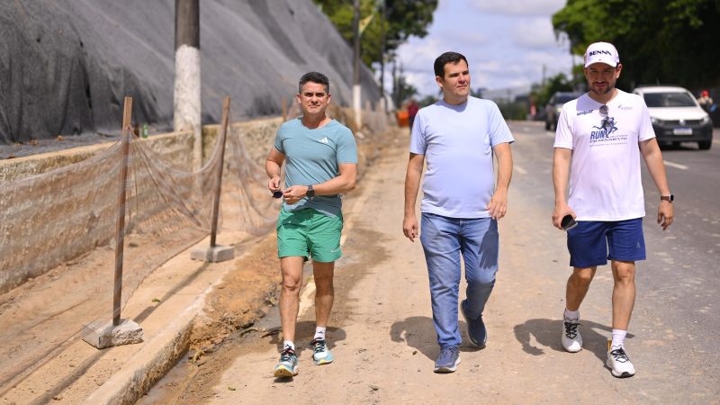 Prefeito David Almeida vistoria avanço de obra para prevenção de erosões na avenida Mário Ypiranga