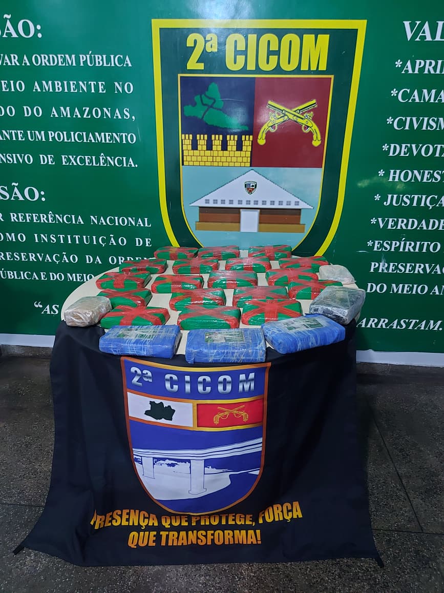 Polícia Militar do Amazonas apreende 24 tabletes de drogas que estavam enterrados em área de mata de difícil acesso