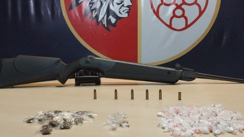 Polícia Militar do Amazonas apreende mais de 130 trouxinhas de entorpecentes e arma de fogo no bairro Redenção