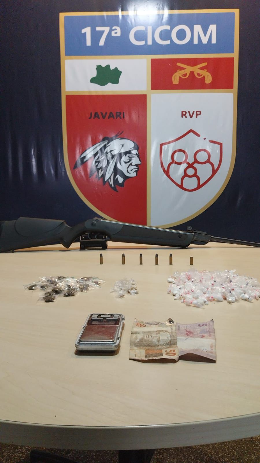 Polícia Militar do Amazonas apreende mais de 130 trouxinhas de entorpecentes e arma de fogo no bairro Redenção