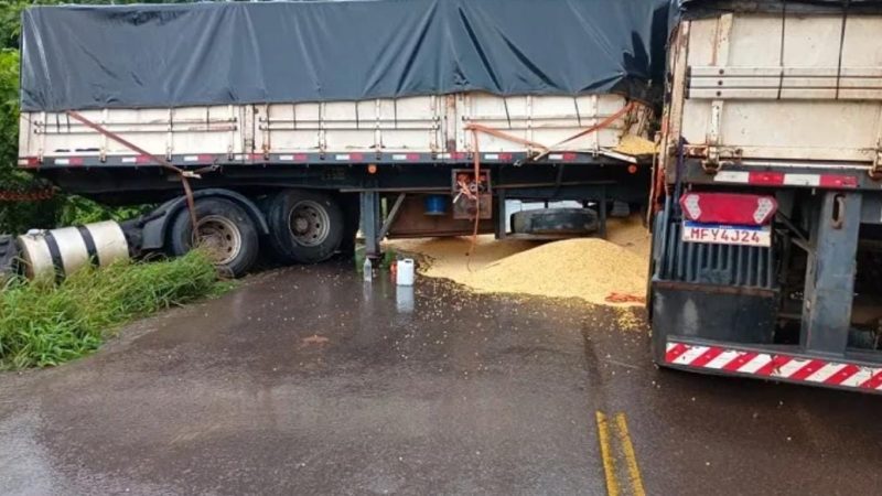 Caminhão carregado de milho trava em ladeira e provoca bloqueio total da BR-174