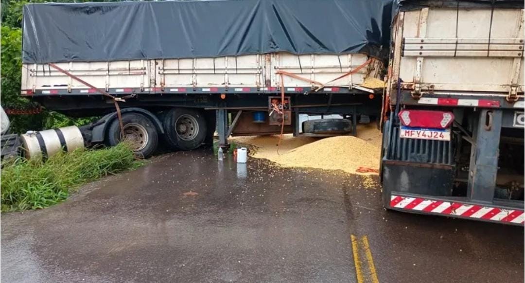 Caminhão carregado de milho trava em ladeira e provoca bloqueio total da BR-174