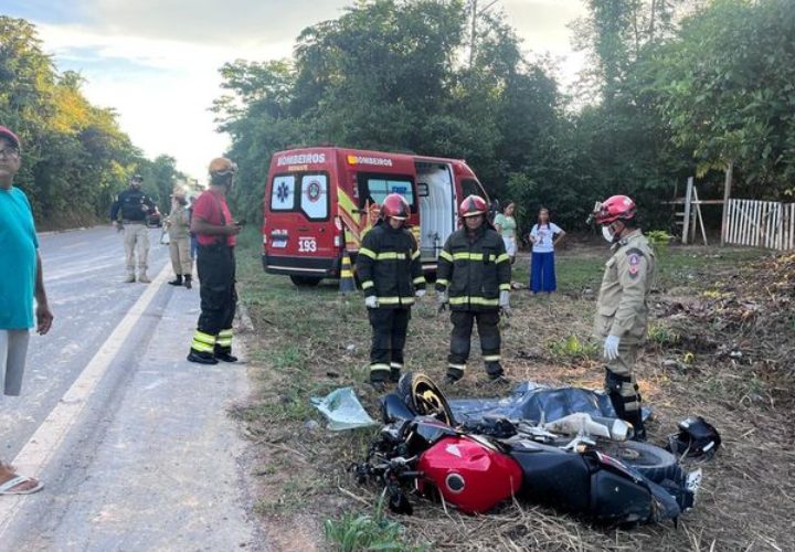 Motociclista morre após colisão violenta com carro na BR-174, em Presidente Figueiredo