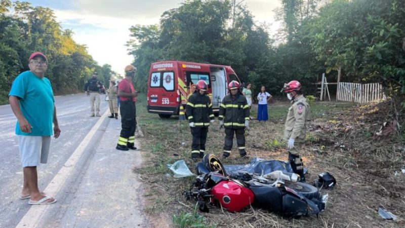 Motociclista morre após colisão violenta com carro na BR-174, em Presidente Figueiredo