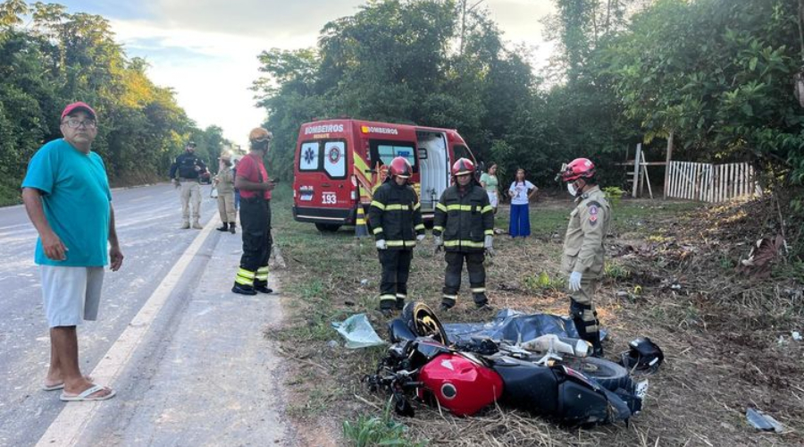 Motociclista morre após colisão violenta com carro na BR-174, em Presidente Figueiredo
