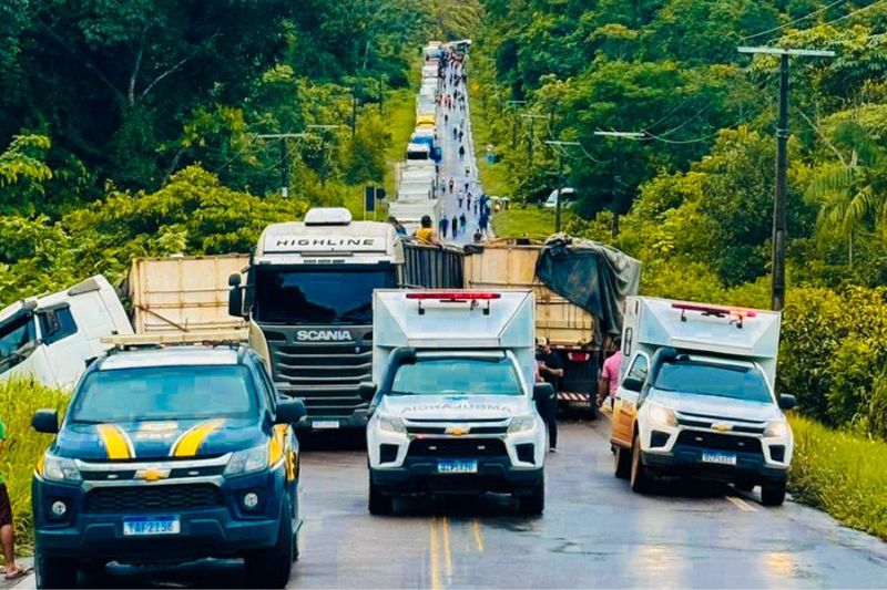 Acidente com caminhão bitrem bloqueia a BR-174 nos dois sentidos