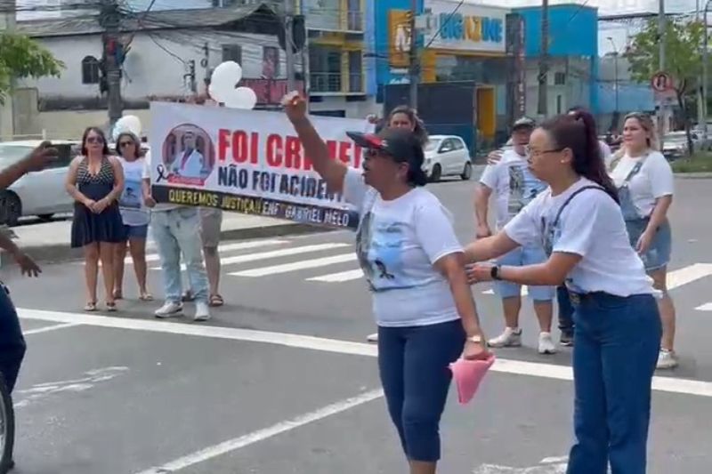‘Foi crime, não foi acidente’, dizem familiares de enfermeiro em protesto