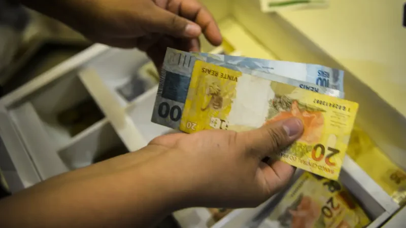 Prazo para sacar abono salarial acaba nesta segunda-feira