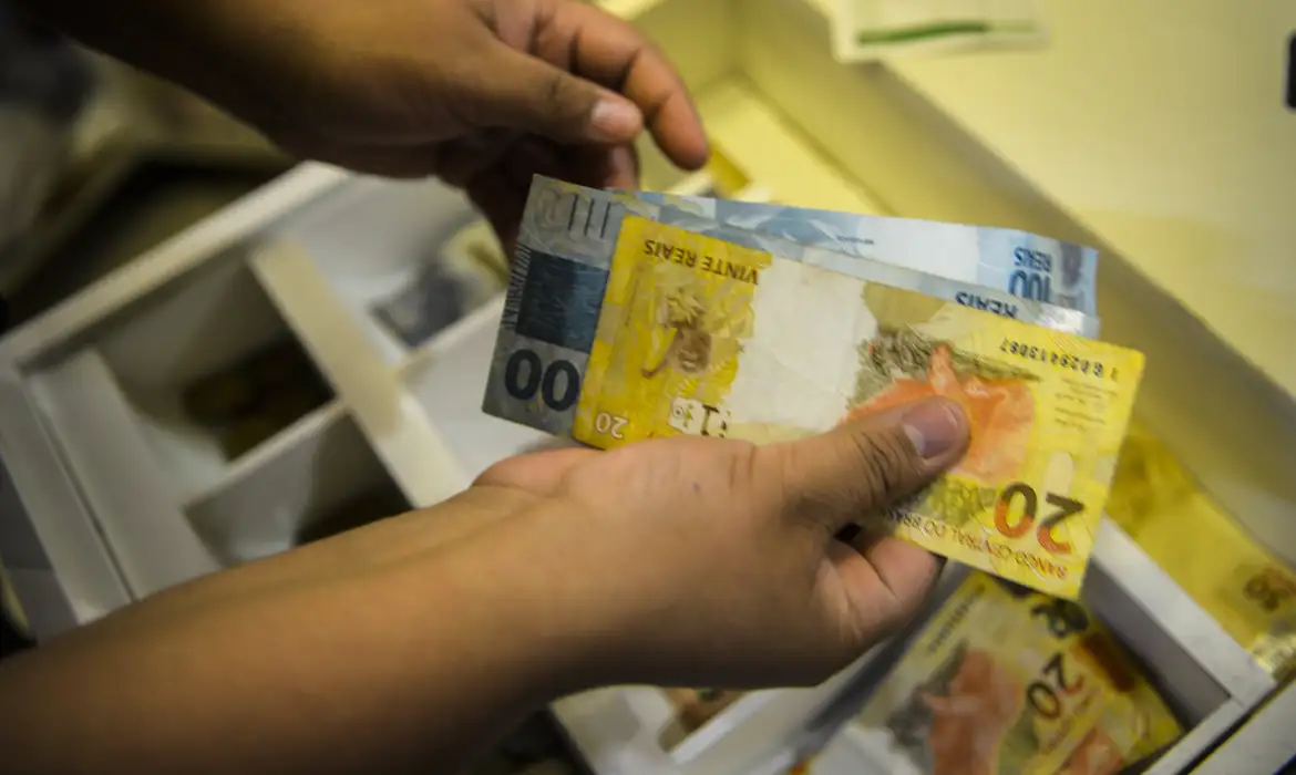 Prazo para sacar abono salarial acaba nesta segunda-feira
