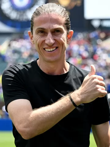 Flamengo anuncia renovação de Filipe Luís