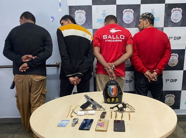 Funcionários acionam PM antes de se tornarem reféns e assaltantes são presos