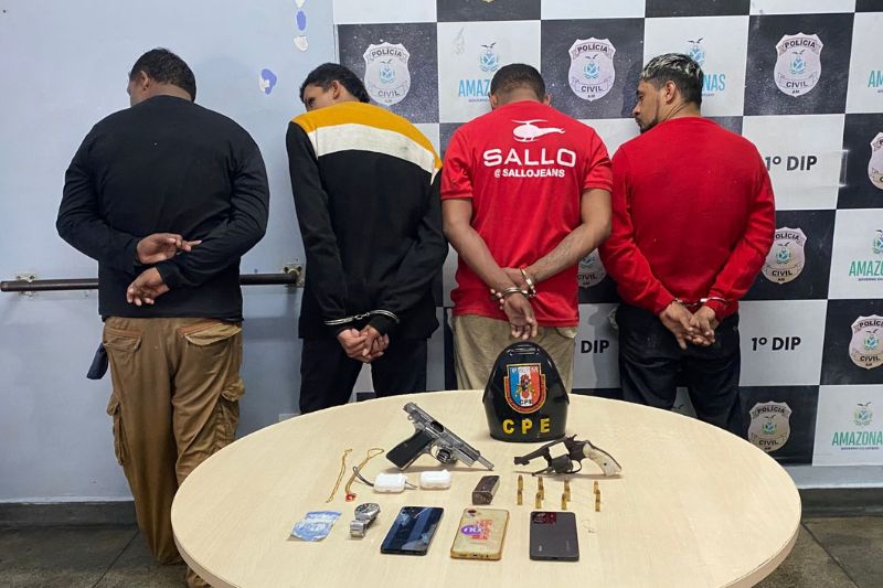 Funcionários acionam PM antes de se tornarem reféns e assaltantes são presos