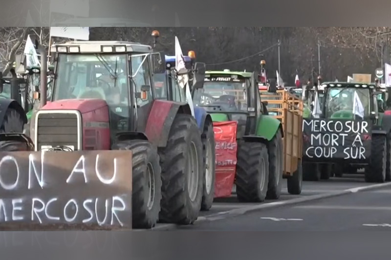 Agricultores usam tratores para protestar contra Mercosul-UE em Paris