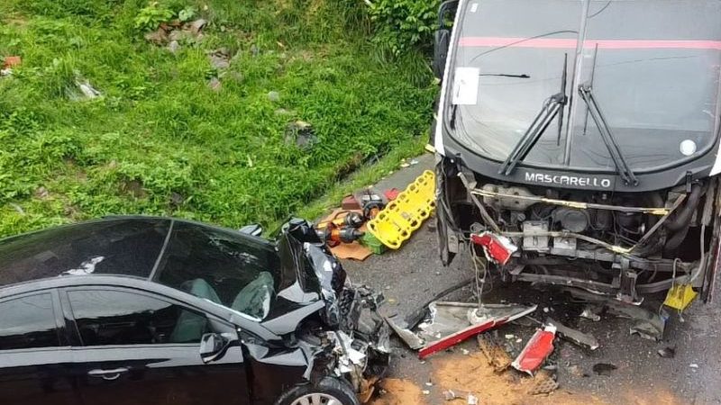Idoso morre ao colidir com micro-ônibus em Manaus; carro invadiu a contramão