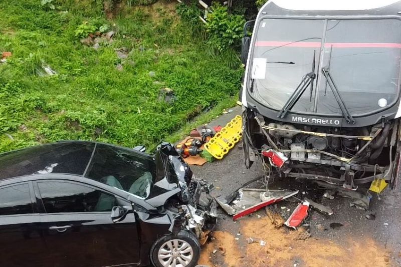 Idoso morre ao colidir com micro-ônibus em Manaus; carro invadiu a contramão
