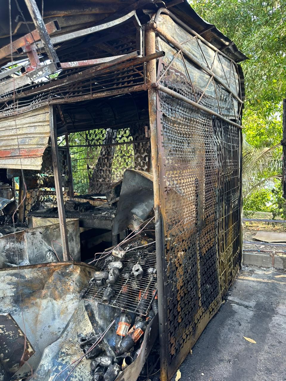 Prefeitura de Manaus mobiliza força-tarefa para apoio emergencial aos permissionários afetados por incêndio na orla do Amarelinho