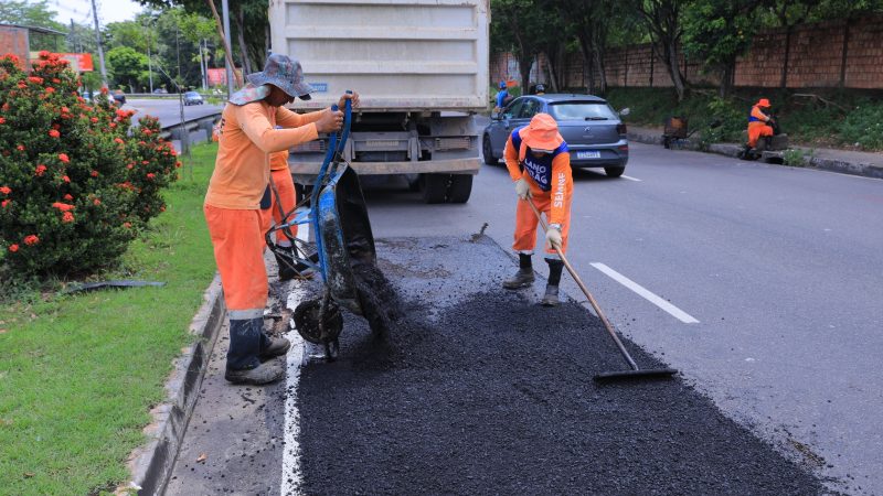 Prefeitura de Manaus reforça mobilidade urbana com manutenção asfáltica em 650 metros da avenida Nathan Xavier