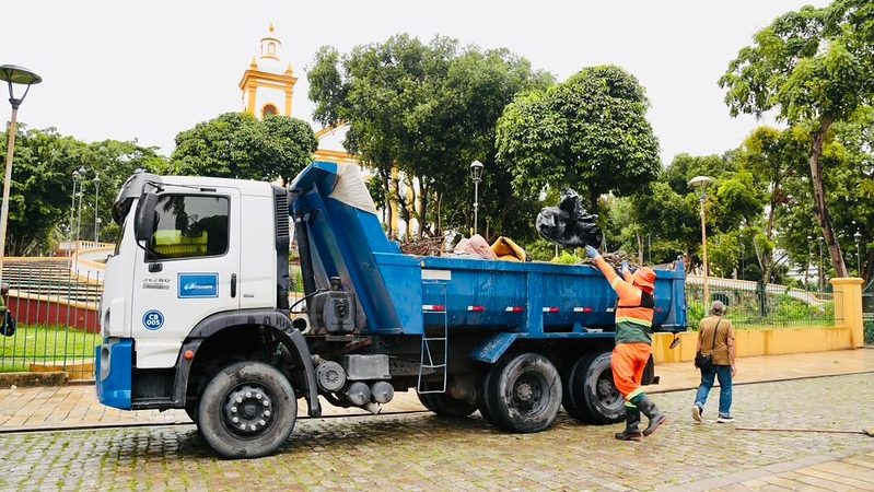 Prefeitura de Manaus alerta para retrabalho de limpeza na praça da Matriz após aumento do descarte irregular de lixo