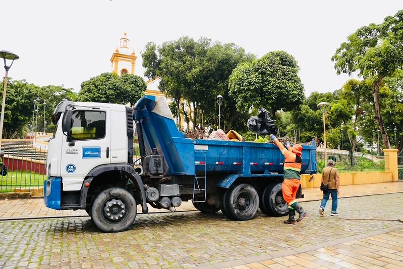 Prefeitura de Manaus alerta para retrabalho de limpeza na praça da Matriz após aumento do descarte irregular de lixo