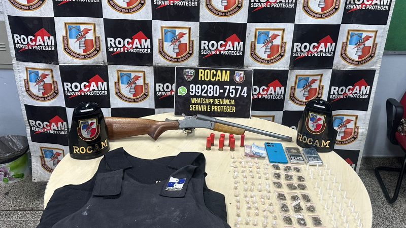 PMAM prende homem com arma de fogo, coletes balísticos e mais de 100 porções de drogas