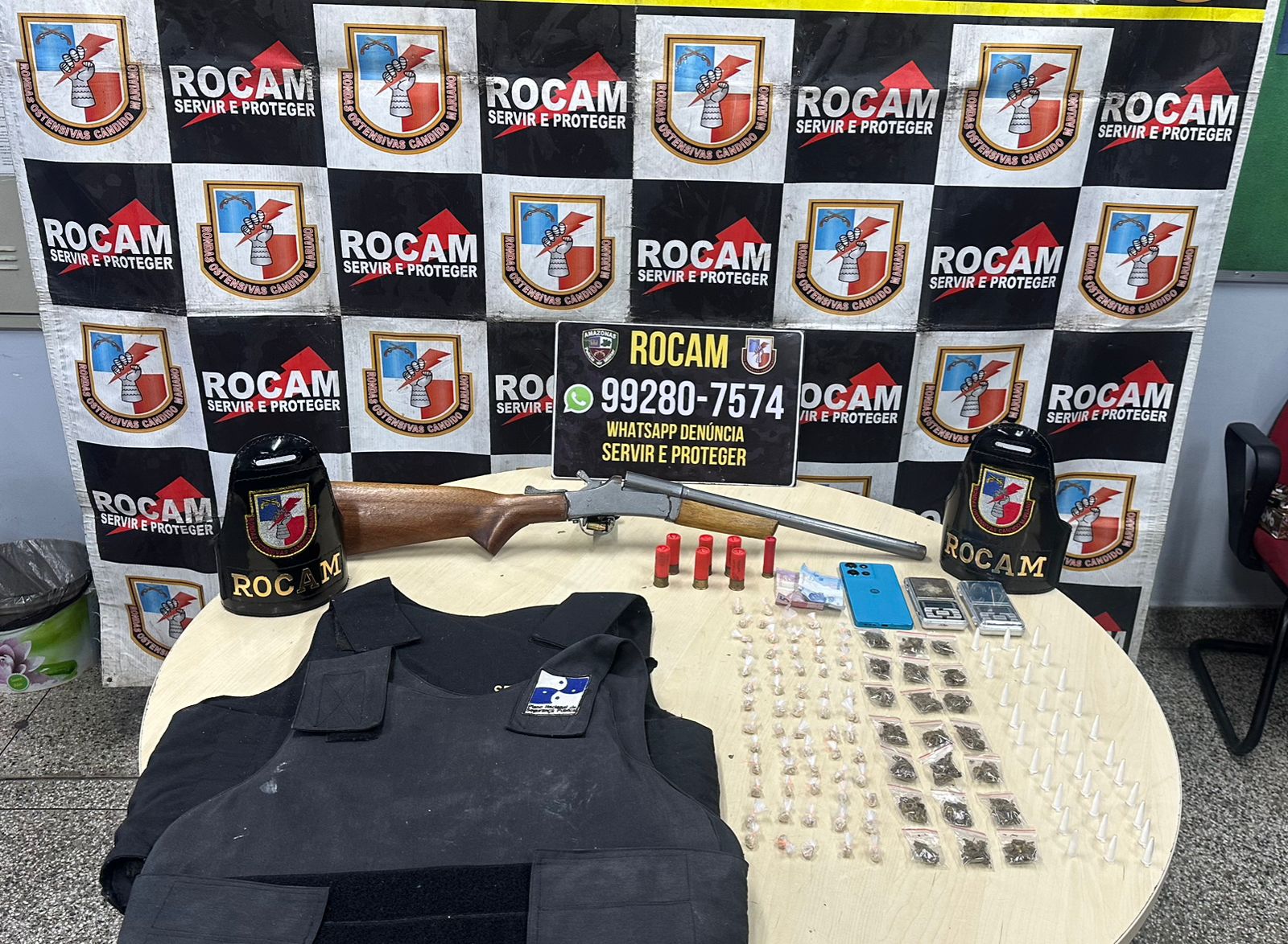 PMAM prende homem com arma de fogo, coletes balísticos e mais de 100 porções de drogas